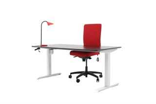 Kontorsæt med bordplade i sort, stelfarve i hvid, rød bordlampe og rød kontorstol